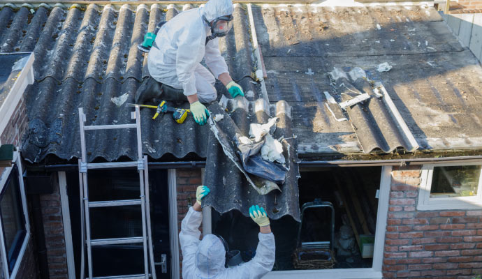 a professional team cleaning asbestos from the roof