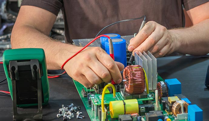 Expert repairing electronic